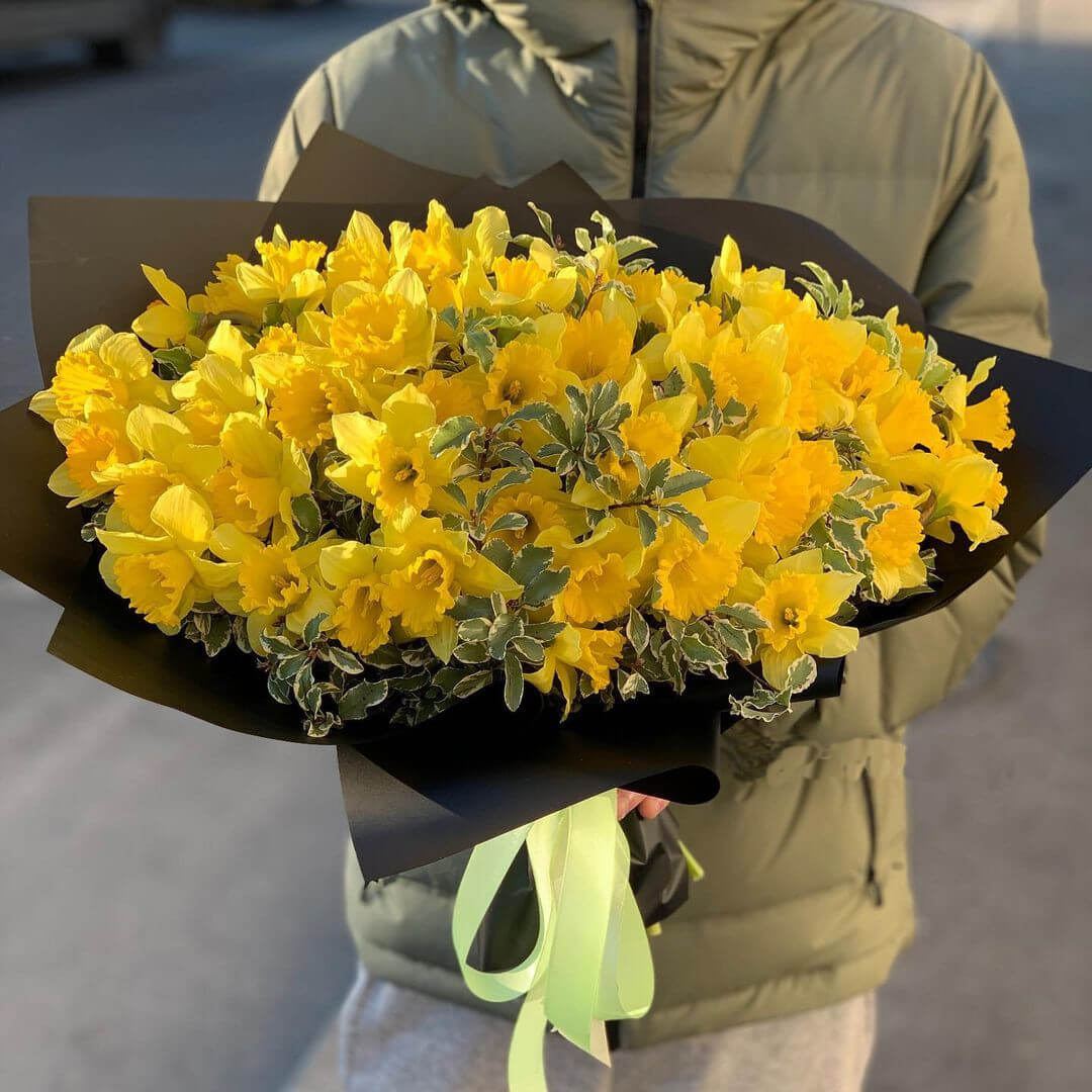 กุหลาบบานเย็นและช่อดอกไม้ Eustoma ที่สวยงาม